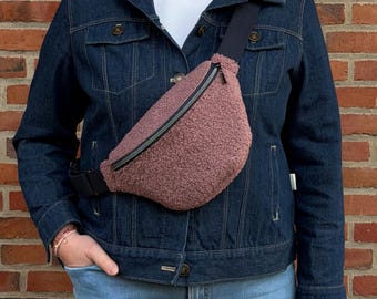 Kleine Crossbody-Bag aus Teddyplüsch in altrosa