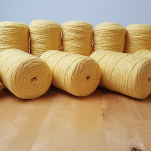 Könnte beinhalten: Eine Sammlung von 12 gelben Baumwollseilschnüren, perfekt für Bastelprojekte.