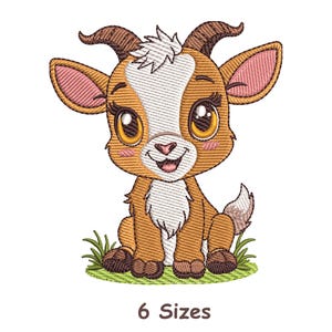 Könnte beinhalten: Gesticktes Design einer Cartoon-Ziege mit großen Augen, die auf grünem Gras sitzt. Die Ziege ist braun und weiß mit braunen Hörnern und rosa Innenohren. Der Text "6 Größen" steht darunter.