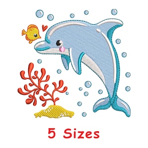 Könnte beinhalten: Stickerei mit einem blauen Delfin, der aus dem Wasser springt, mit einem gelben Fisch und roten Algen. Um den Delfin herum befinden sich weiße Blasen. Der Text "5 Sizes" befindet sich unter dem Bild.
