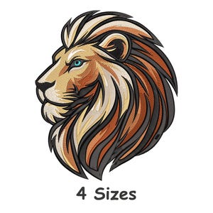 Puede incluir: Diseño de cabeza de león bordada en tonos beige, marrón y negro, con un llamativo ojo azul. La imagen presenta costuras detalladas y el texto "4 Sizes" en la parte inferior, sugiriendo opciones de tamaño.