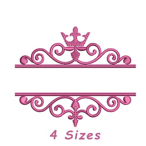 Könnte beinhalten: Ein pinkfarbenes Stickdesign mit einer Krone und kunstvollen Schnörkeln, mit Platz für Text in der Mitte. Der Text "4 Sizes" wird darunter angezeigt. Geeignet für Stickprojekte.