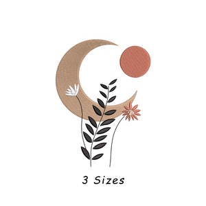 Peut inclure: Motif brodé représentant une lune croissante beige, un petit cercle rouge et des feuilles et des fleurs stylisées noires. Le texte "3 Sizes" est situé sous le motif.