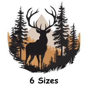 Puede incluir: Silueta negra de un ciervo con grandes cuernos en una escena forestal. El diseño incluye pinos y una cordillera en negro y dorado. El texto "6 Sizes" está en la parte inferior.