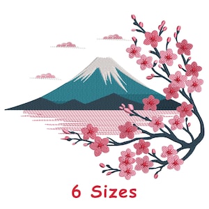 以下が含まれることがあります： 雪をかぶった山頂、ターコイズ色の斜面、ピンク色の桜が描かれた富士山の刺繍デザイン。 花は暗い枝にあり、上にピンク色の雲があり、下に「6 Sizes」というテキストがあります。