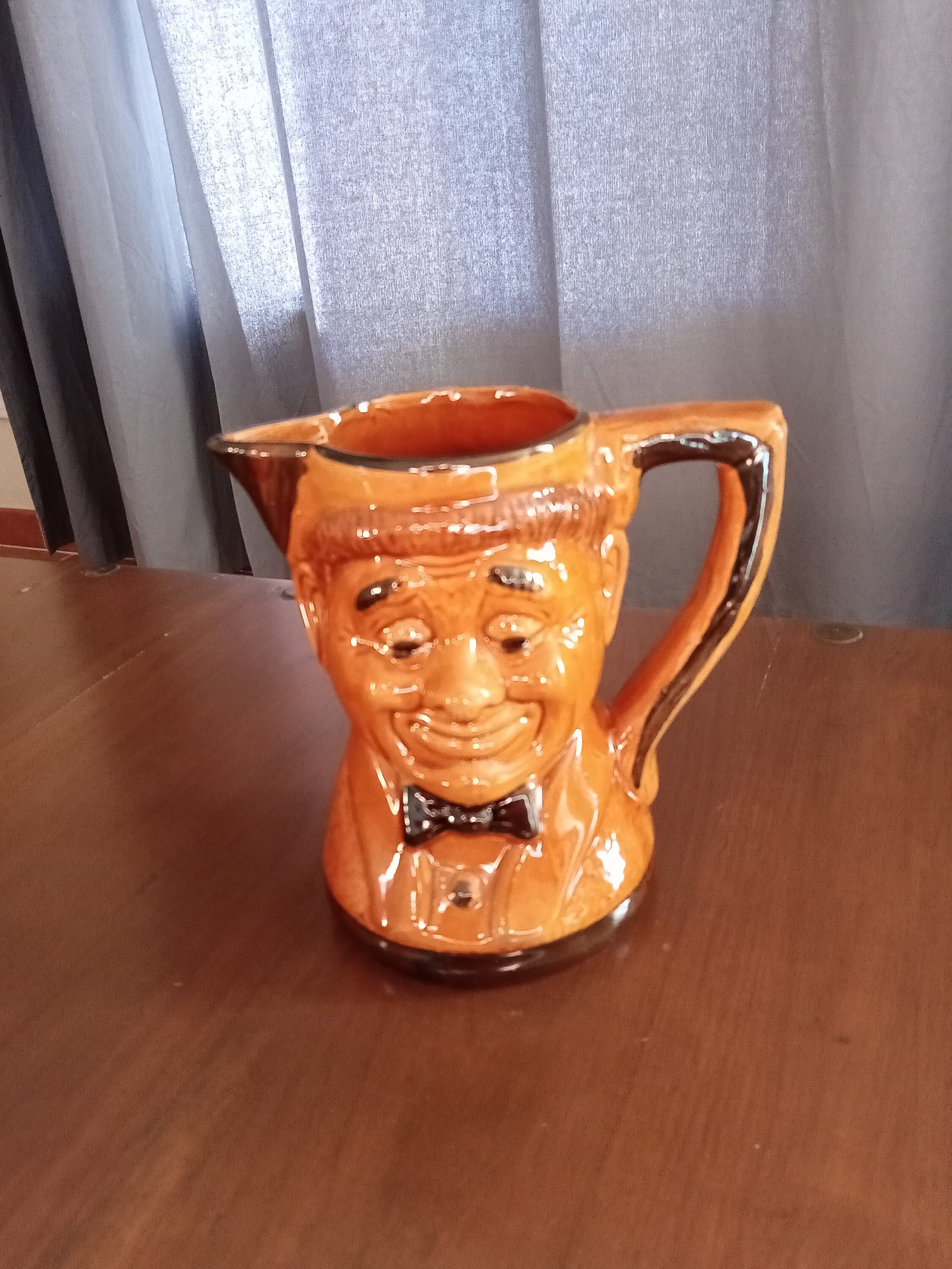 Pichet en Barbotine, Broc Anthropomorphe