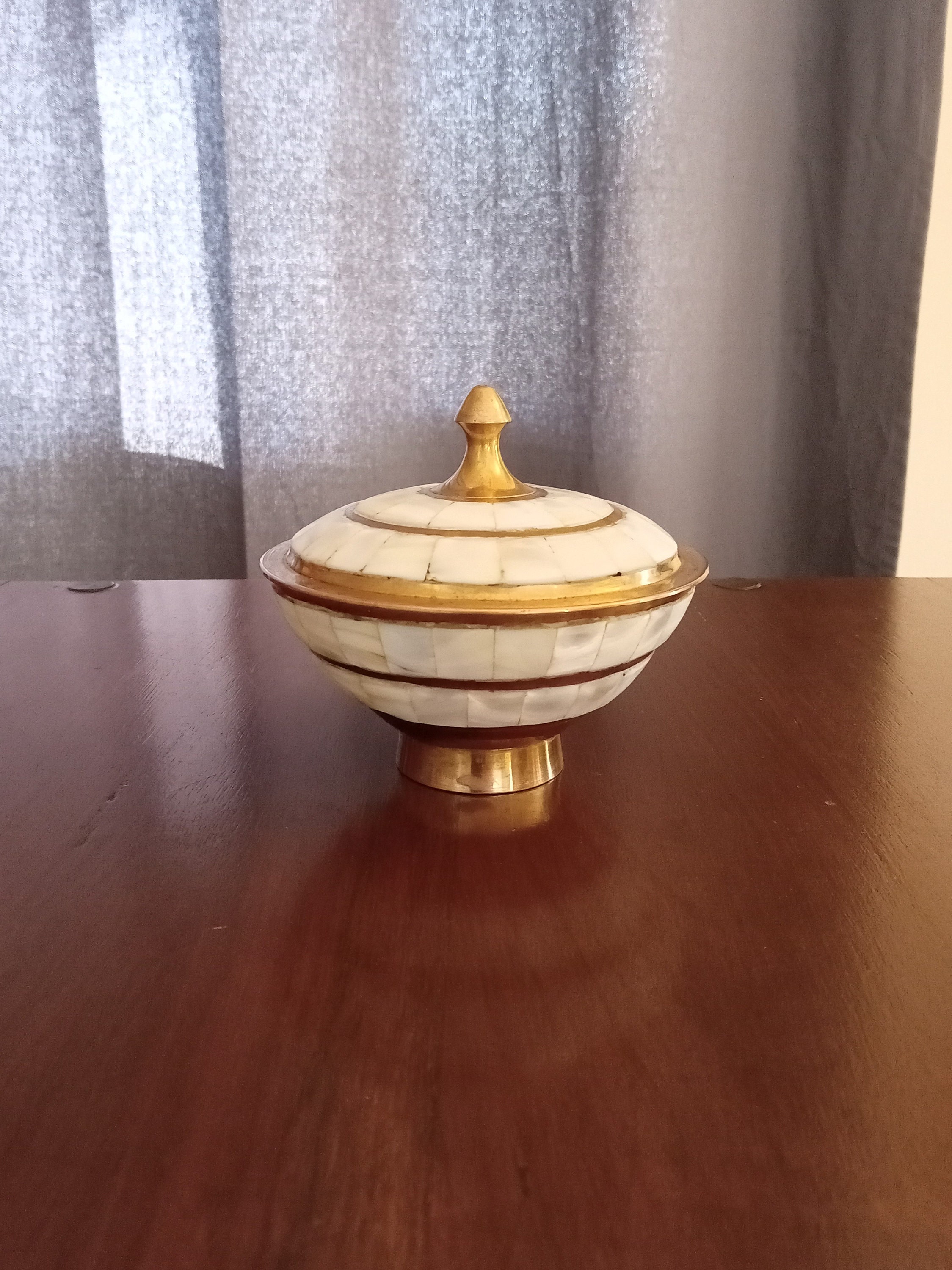 Boite ou Bonbonnière en Laiton et Nacre