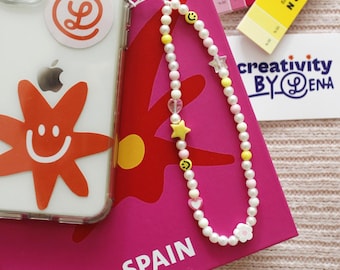 dragonne de téléphone perlée avec perles / breloque de téléphone beige rose + jaune / accessoire de téléphone / Gen Z / Y2K / emoji souriant / breloque de téléphone portable rose jaune rose