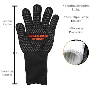 Op de afbeelding: Zwarte hittebestendige grillhandschoenen met een siliconen grip-patroon en een ademende katoenen voering. De handschoenen hebben een handmaat van 20,3 cm en een manchet van 15,2 cm. De handschoenen hebben de tekst "Grill Master By Night" erop gedrukt.