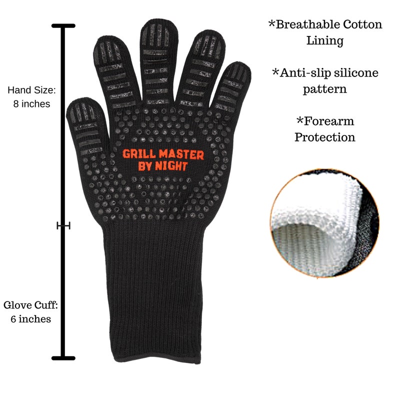 Op de afbeelding: Zwarte hittebestendige grillhandschoenen met een siliconen grip-patroon en een ademende katoenen voering. De handschoenen hebben een handmaat van 20,3 cm en een manchet van 15,2 cm. De handschoenen hebben de tekst "Grill Master By Night" erop gedrukt.