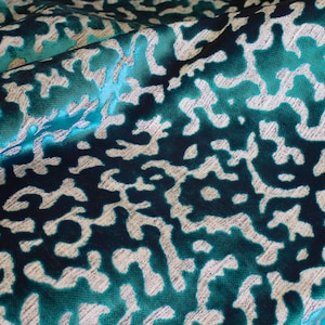 Giraffe Pattern High-End Upholstery Velvet Fabric by Yard – Modern Jacquard Design, Soft and Luxurious, 8 Colors for Sofas & Home Décor