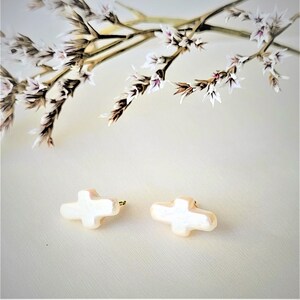 Earrings gold 585/- with freshwater pearls in the shape of a cross, absolutely rare.