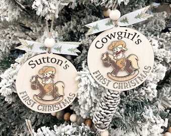 Lindo adorno navideño personalizable de caballo mecedor de vaquero (primera Navidad de vaquera y Navidad 2023), archivo cortado con láser / adorno del oeste