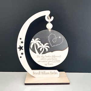 Memoriale personalizzabile &quot;Il cielo sembra diverso quando hai qualcuno che ami lassù&quot; con ornamento e supporto con palme, file tagliato al laser