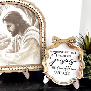 Bellissimo file digitale personalizzabile "Non mi hai solo parlato di Gesù, lo hai vissuto ad alta voce" con cavalletto tagliato al laser / Mamma / Papà / Fede