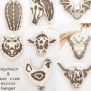 Puede incluir: Un conjunto de nueve llaveros y colgantes para el espejo retrovisor de madera con forma de animales. Los animales incluyen un cactus, un caballo, un murciélago, un oso, una vaca, un yak, un pollo y dos vacas de las tierras altas. Los llaveros están hechos de madera y tienen un diseño cortado con láser.
