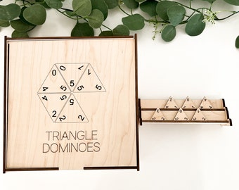 Jeu de dominos triangulaires pour 8 joueurs avec boîte de rangement Fichier numérique découpé au laser | Soirée de jeux en famille | Idée cadeau mignonne pour la famille SVG | Forgelumineuse