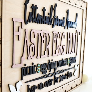 Puede incluir: Un letrero de madera con un dise&ntilde;o pintado en negro y rosa que dice "Cottontail Farm Annual Easter Egg Hunt" con las palabras "picnic, egg dying contest, games, hop on over for some fun" debajo.