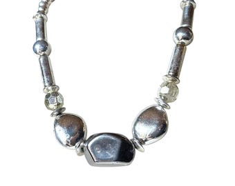Gros collier ton argent, bijoux tendance vintage en perles de galets acryliques