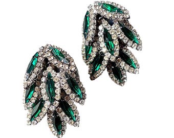 Pendientes colgantes articulados estilo vintage de mediados de siglo con pedrería verde y diseño de navette.