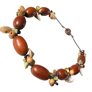 Collana vintage con perline di legno marrone: conchiglia boho e accenti di vetro