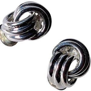 Könnte beinhalten: Zwei silberfarbene Knotenohrringe. Jeder Ohrring hat ein geschlungenes Design, das einen dreidimensionalen Knoten bildet. Die Ohrringe haben eine polierte, reflektierende Oberfläche und sind vor einem weißen Hintergrund platziert.