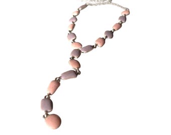Collar vintage Ikita de esmalte en tonos pastel morado y rosa, estilo retro de los años 90.