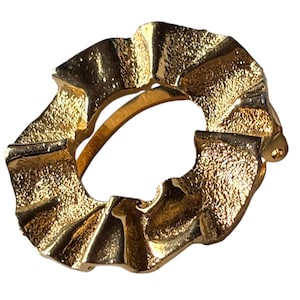 Vintage Gold Scarf Clip, Ribbon Wreath Scarf Holder, Textured Gold Scarf Ring, 1980s Scarf Accessory, Retro Brooch Style, Gift for Her