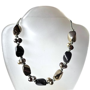 Collier vintage de perles torsadées dorées et noires - Design noué à la main des années 1980