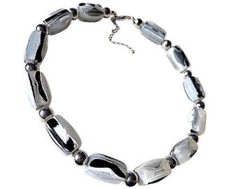 Collier original vintage avec grosses perles acryliques marbrées grises ton argent