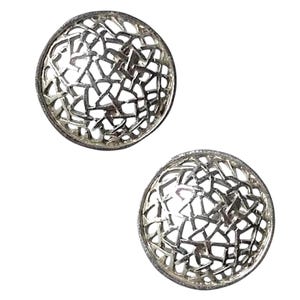 Puede incluir: Dos pendientes redondos plateados con un diseño abierto en forma de red. Los pendientes tienen un aspecto texturizado y están sobre un fondo blanco. El diseño es intrincado y detallado, lo que sugiere un estilo delicado y artesanal.