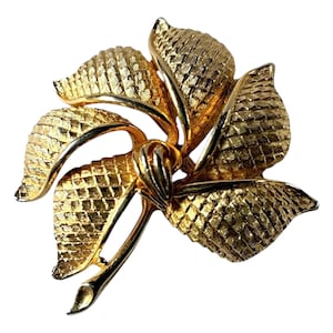 Vintage Gold Maple Leaf Brooch: 1970s Textured Nature Brooch