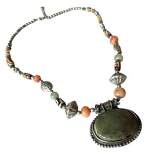 Vintage Verdit Anhänger, Tribal Halskette, Afrikanische Knochenperlen, Glasperlen, Metallakzente, ethnischer Schmuck