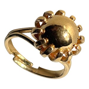 Könnte beinhalten: Ein goldfarbener Ring mit einem zentralen, glatten, kugelförmigen Element. Die Kugel ist von einer Reihe kleiner, gebogener, blütenblattartiger Zacken umgeben, die von der Basis nach außen ragen und einen sonnenstrahlenartigen Effekt erzeugen.