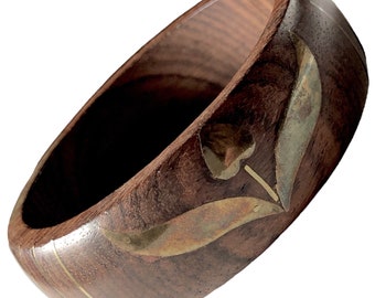 Brazalete vintage de madera de grano oscuro con diseño de inserción de latón