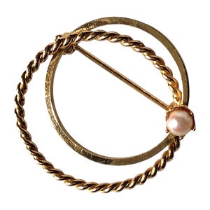 Vintage pearl brooch, gold wreath brooch, genuine pearl pin, rope twist brooch, classic gold circle brooch, Preloved