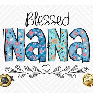 Könnte beinhalten: Ein digitales Design mit dem Text "Blessed Nana" in einem blauen und rosa floralen Muster. Der Text ist von einem schwarzen Umriss und einem Herzen mit Blättern umgeben.