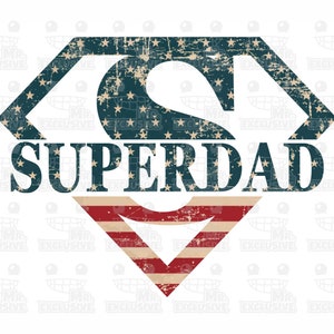 Könnte beinhalten: Ein verwittertes amerikanisches Flaggen-Design in Form eines Superhelden-Logos mit dem Wort "SUPERDAD" in fetten, blauen Buchstaben.