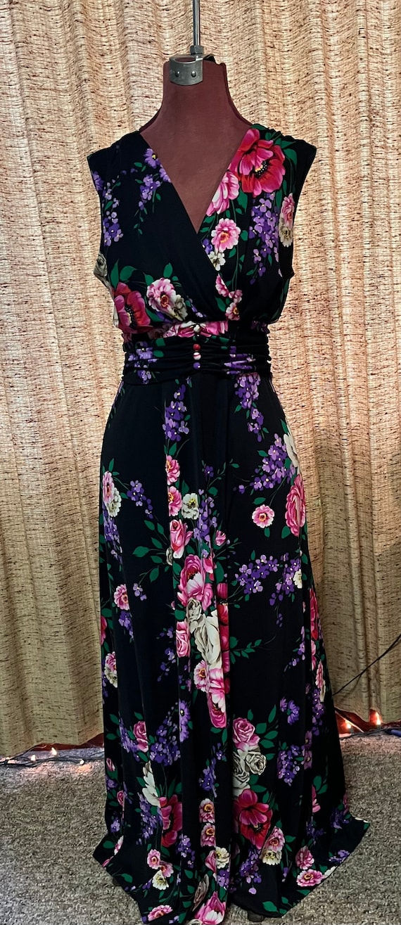 Gorgeous vintage floral sleeveless maxi dress