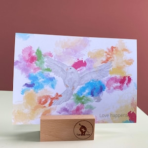 Love happens. Postkarte mit weißer Taube