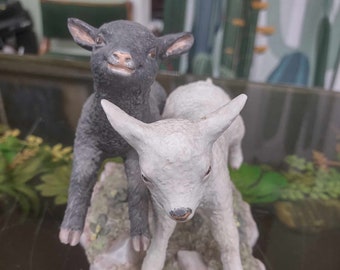 【プップ さま】* antique sheep ✵ * 鈴をつけた小さな 羊さん Vintage Lamb With Flowers. Marked Japan. - Etsy