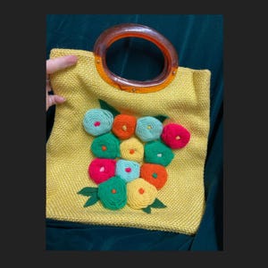 Cartera vintage de los años 60 con pompones y asa de metacrilato de Julius Resnick JR y forro