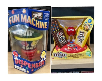 Vintage nuevo en caja M & M Fun Machine Dispensador de caramelos y soporte de control remoto de plato de caramelo / MM rojos / MM amarillos / Hecho por Marte