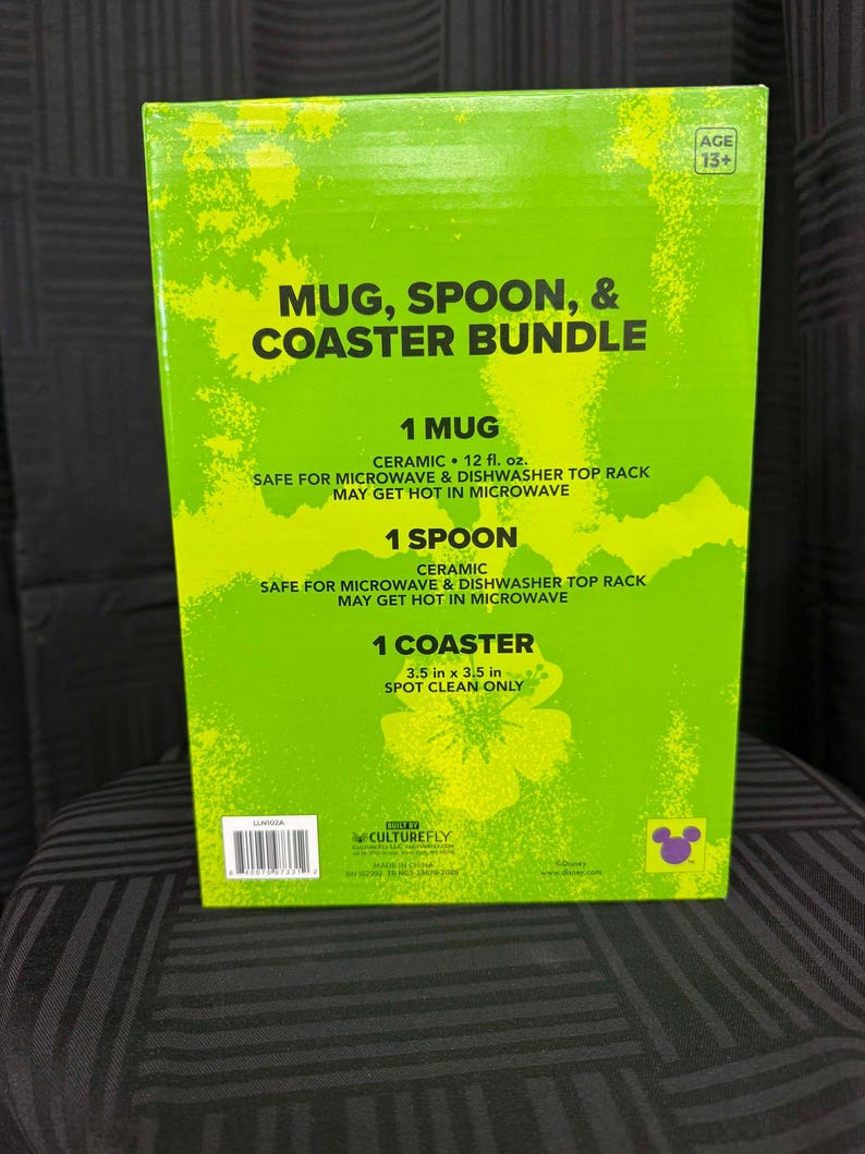 Puede incluir: Una caja verde con el texto "Mug, Spoon, & Coaster Bundle". La caja incluye una taza de cer&aacute;mica (aproximadamente 355 ml), una cuchara y un posavasos (8,9 cm x 8,9 cm). La taza y la cuchara son aptas para microondas y lavavajillas.