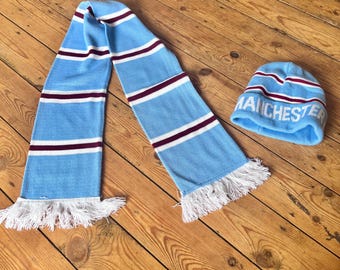 Conjunto de gorro y bufanda retro del Manchester City, colores granate, blanco y azul.