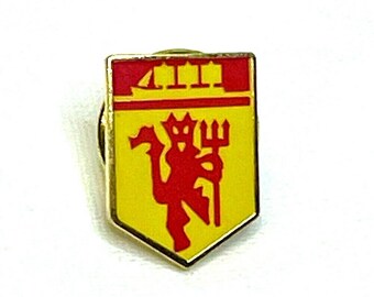 MANCHESTER MAN UTD NUMBER PLATE STYLE LAPEL PIN BADGE TIE TACK GIFT 