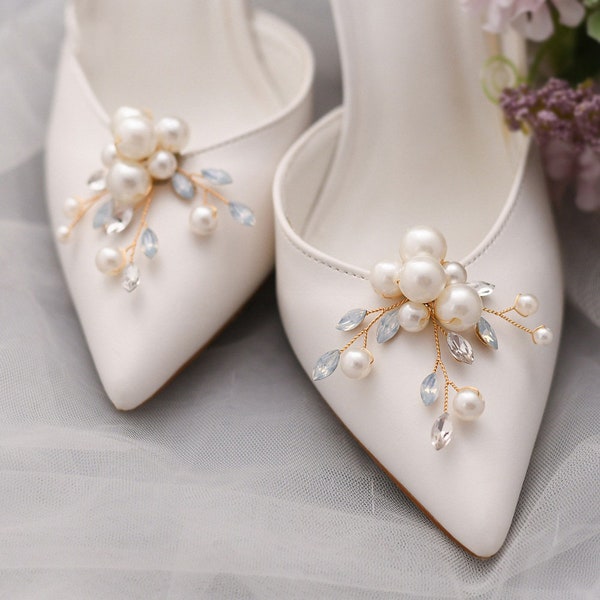 Pair of shoe clips for the bride or bridesmaid - crystal bridal shoes buckle princess with rhinestones - high heel brooch - Vumari