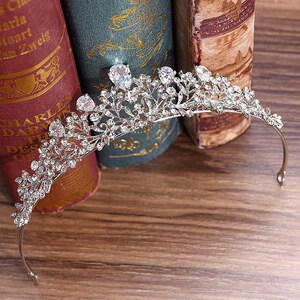 Tiara tiara bridal hair accessories, wedding hair accessories high-quality bridal hair jewelry from Brautschmuck Vumari image 2