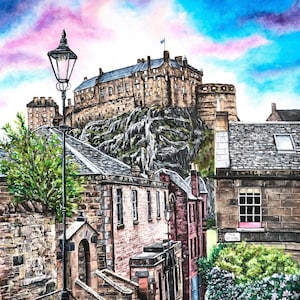 以下が含まれることがあります： スコットランドの歴史的な要塞であるエディンバラ城への石の階段を描いた絵画。城は岩の多い丘の上にあり、背景には青い空とピンクの雲があります。通りの標識には「The Vennel」と書かれています。
