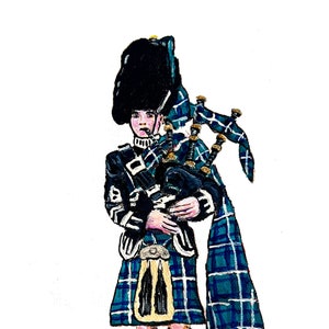 以下が含まれることがあります： 黒いキルトと黒い帽子を着用し、バグパイプを演奏している人の手描きイラスト。その人は、黒のスポランが付いた青と緑のタータンキルトを着用しています。バグパイプは黒で銀色のアクセントが付いています。イラストは漫画風です。